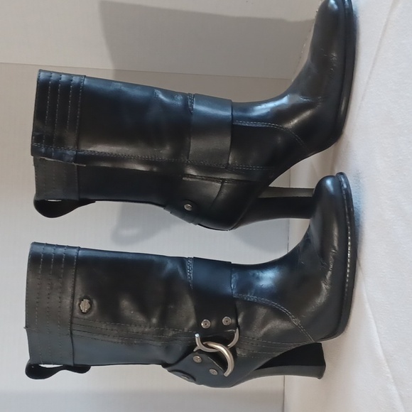 Harley Davidson calf heigth, 3.5 in heeled boots Sz 7 with a pewter belt accent. - Picture 4 of 11
